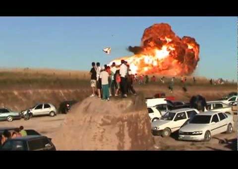 RELEMBRE: Vídeo impresionante de acidente com avião da esquadrilha da fumaça